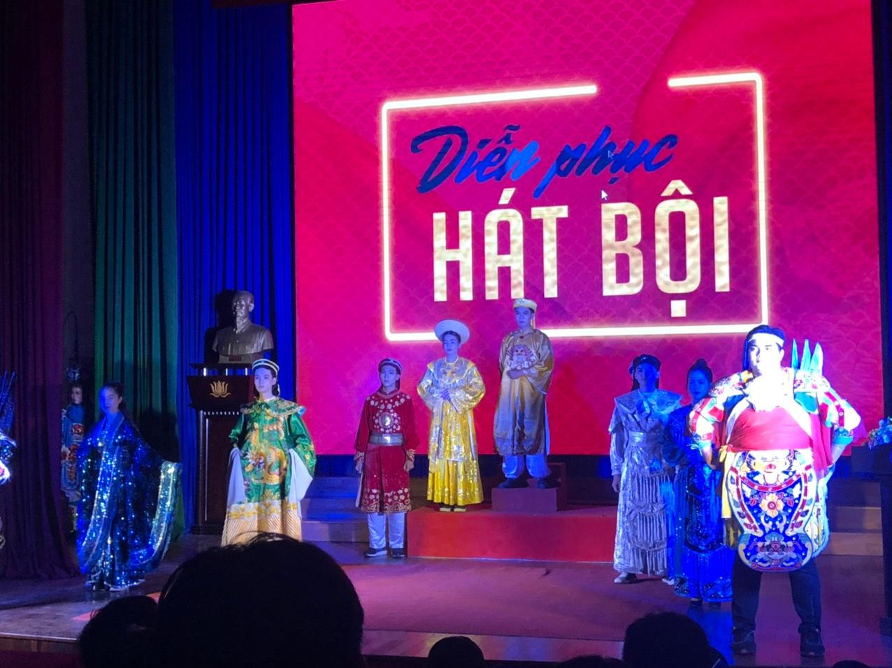 Không gian hát bội mang đến sự thích thú cho các bạn sinh viên tham dự chương trình (Ảnh: Đoàn-Hội khoa BC&TT). Không gian hát bội mang đến sự thích thú cho các bạn sinh viên tham dự chương trình (Ảnh: Đoàn-Hội khoa BC&TT).