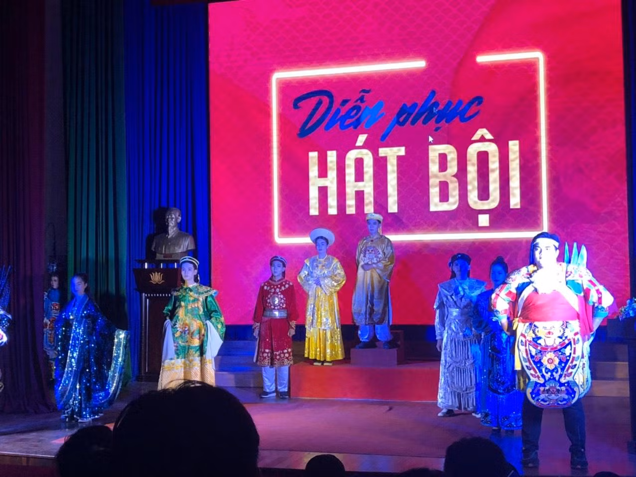 Không gian hát bội mang đến sự thích thú cho các bạn sinh viên tham dự chương trình (Ảnh: Đoàn-Hội khoa BC&amp;TT).