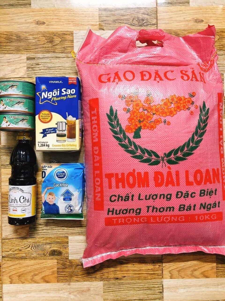 Gói quà nghĩa tình trao tặng người dân lao động nghèo.