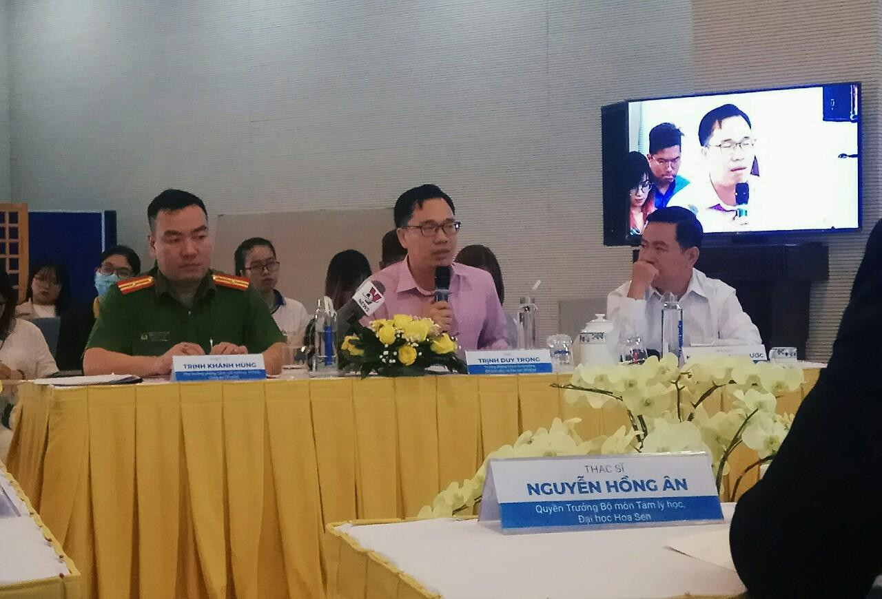 Ông Trịnh Duy Trọng, Trưởng phòng Chính trị - Tư tưởng, Sở GD - ĐT TP. HCM phát biểu. Ông Trịnh Duy Trọng, Trưởng phòng Chính trị - Tư tưởng, Sở GD - ĐT TP. HCM phát biểu.