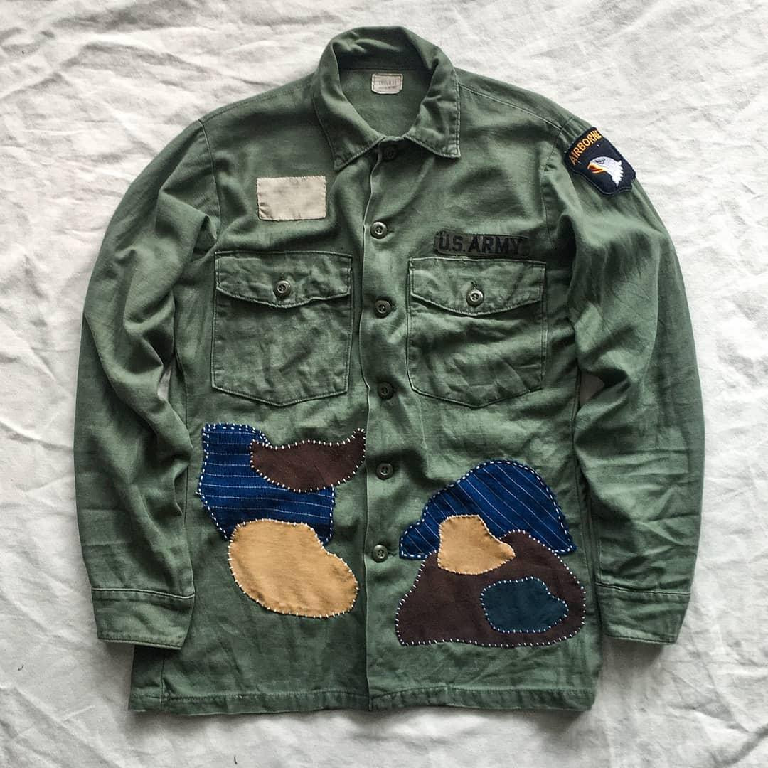 Bên cạnh vải denim cũ, Hảo còn lựa chọn quần áo military đã qua sử dụng. Bên cạnh vải denim cũ, Hảo còn lựa chọn quần áo military đã qua sử dụng.