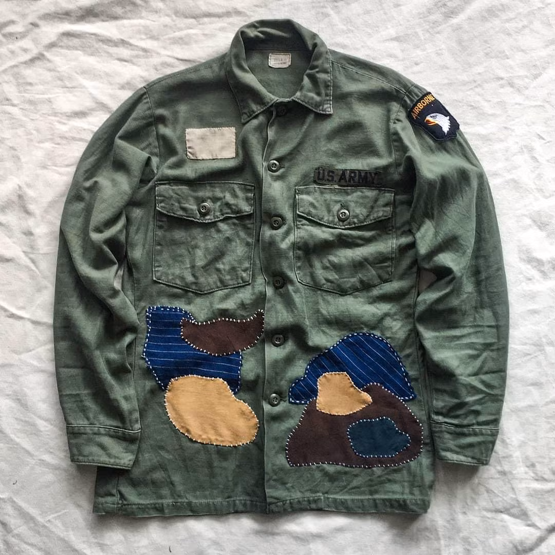 Bên cạnh vải denim cũ, Hảo còn lựa chọn quần áo military đã qua sử dụng. Bên cạnh vải denim cũ, Hảo còn lựa chọn quần áo military đã qua sử dụng.