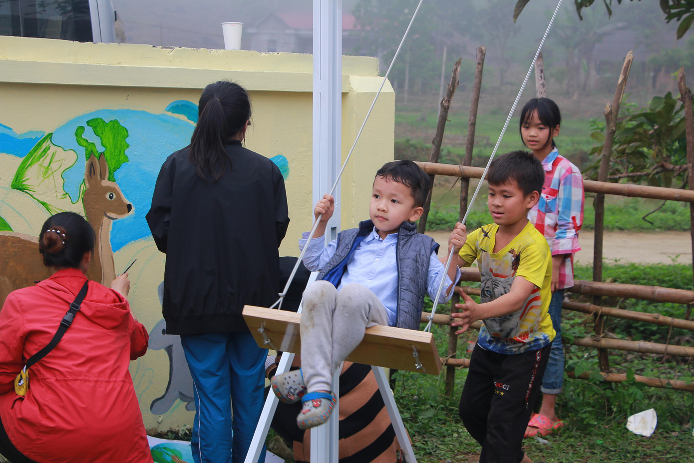 Các em nhỏ đang chơi tại sân chơi tái chế. Các em nhỏ đang chơi tại sân chơi tái chế.