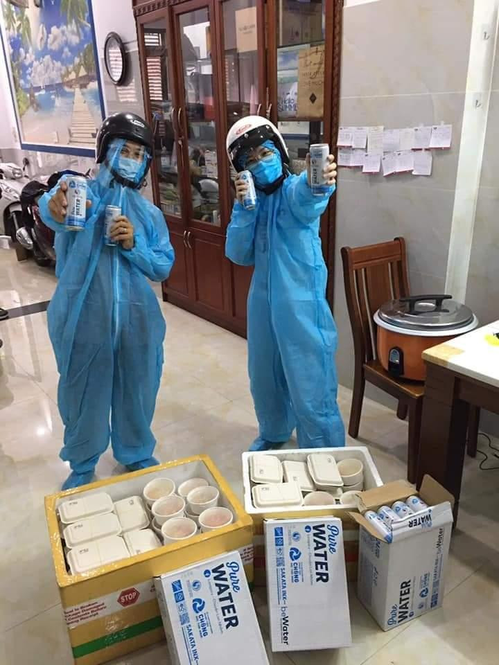 Tình nguyện viên của nhóm Gen Xanh trong trang phục bảo hộ mang những "phần cơm xanh" chia sẻ với những người dân khó khăn trong những ngày Sài Gòn giãn cách.