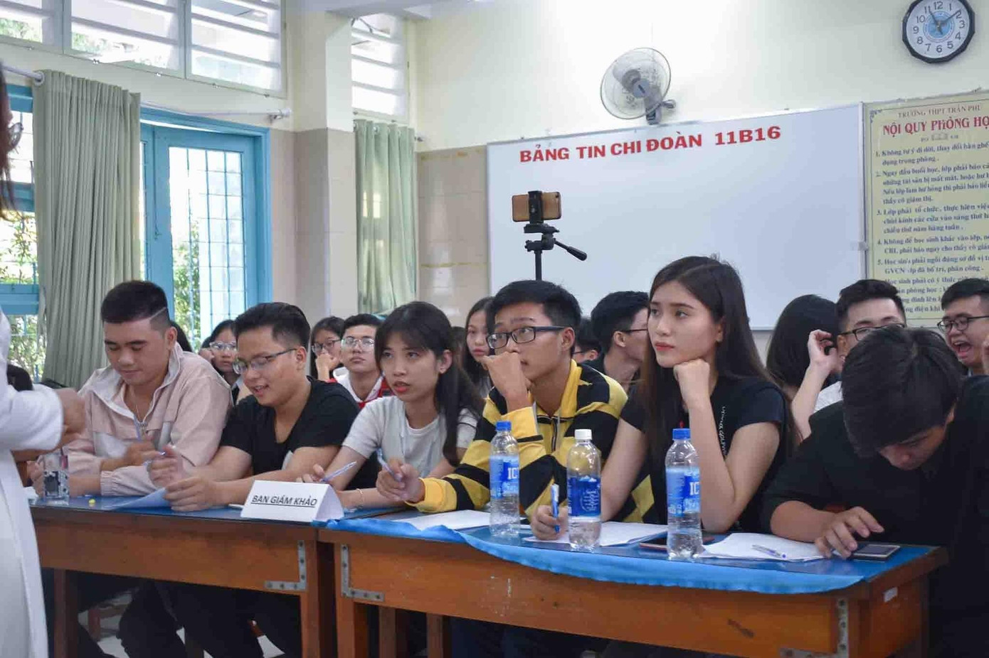 Nhóm tổ chức những buổi casting để tìm thêm nhân sự để nhớm thực hiện những dự án.