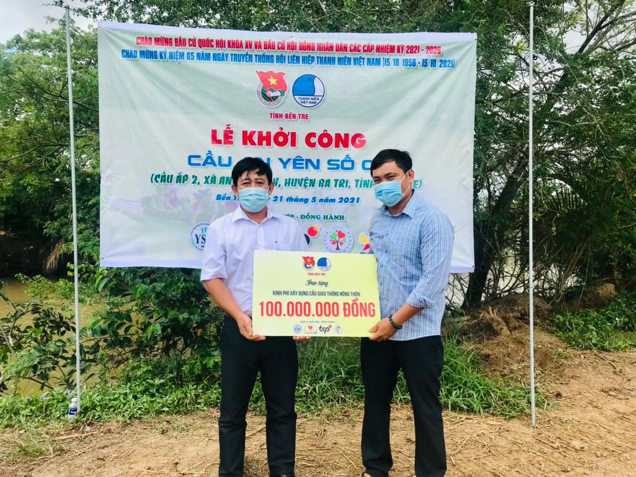 Trung tâm Công tác Xã hội Thanh thiếu niên Việt Nam, Câu lạc bộ Công tác xã hội Chuyến xe yêu thương trao hỗ trợ 100 triệu đồng.