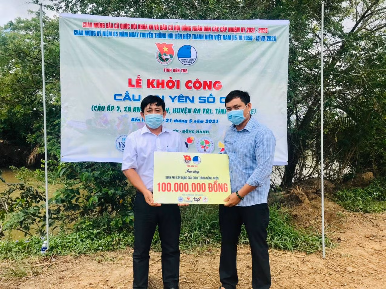 Trung tâm Công tác Xã hội Thanh thiếu niên Việt Nam, Câu lạc bộ Công tác xã hội Chuyến xe yêu thương trao hỗ trợ 100 triệu đồng.