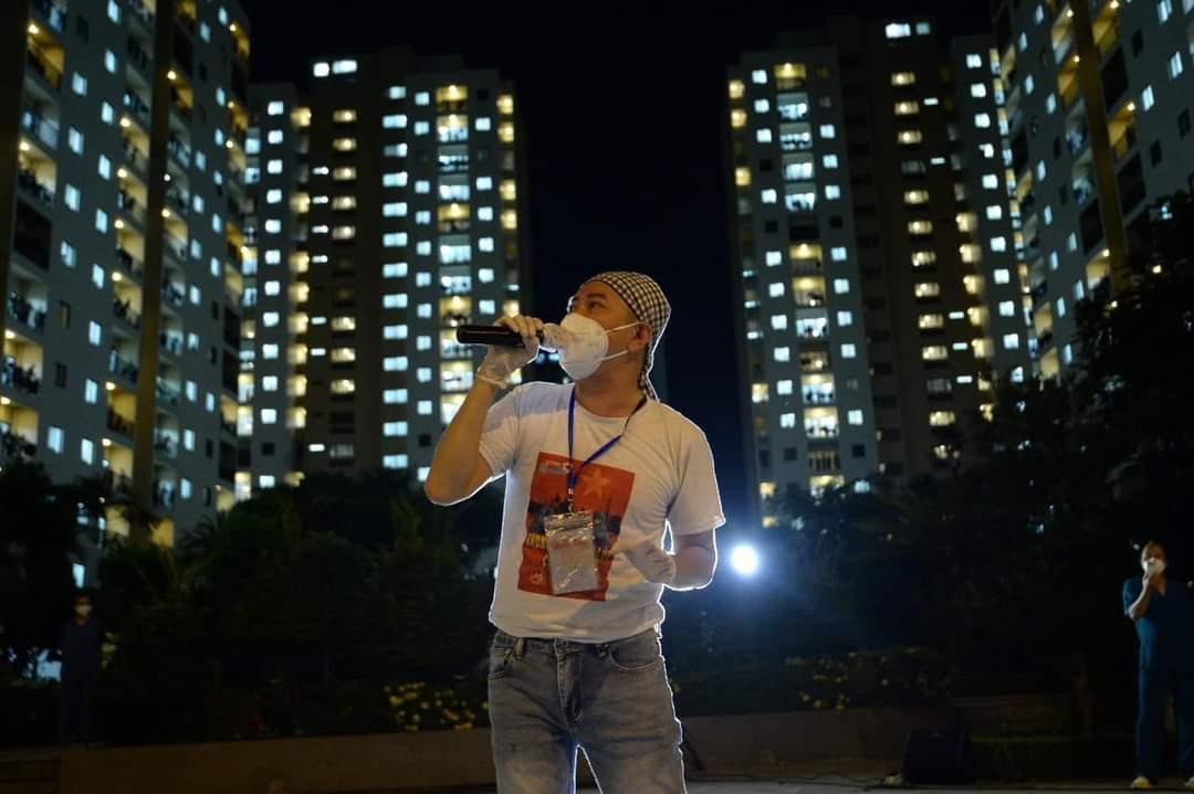 Các nghệ sĩ biểu diễn dưới khuôn viên của bệnh viện dã chiến. (Ảnh: Nguyễn Á)