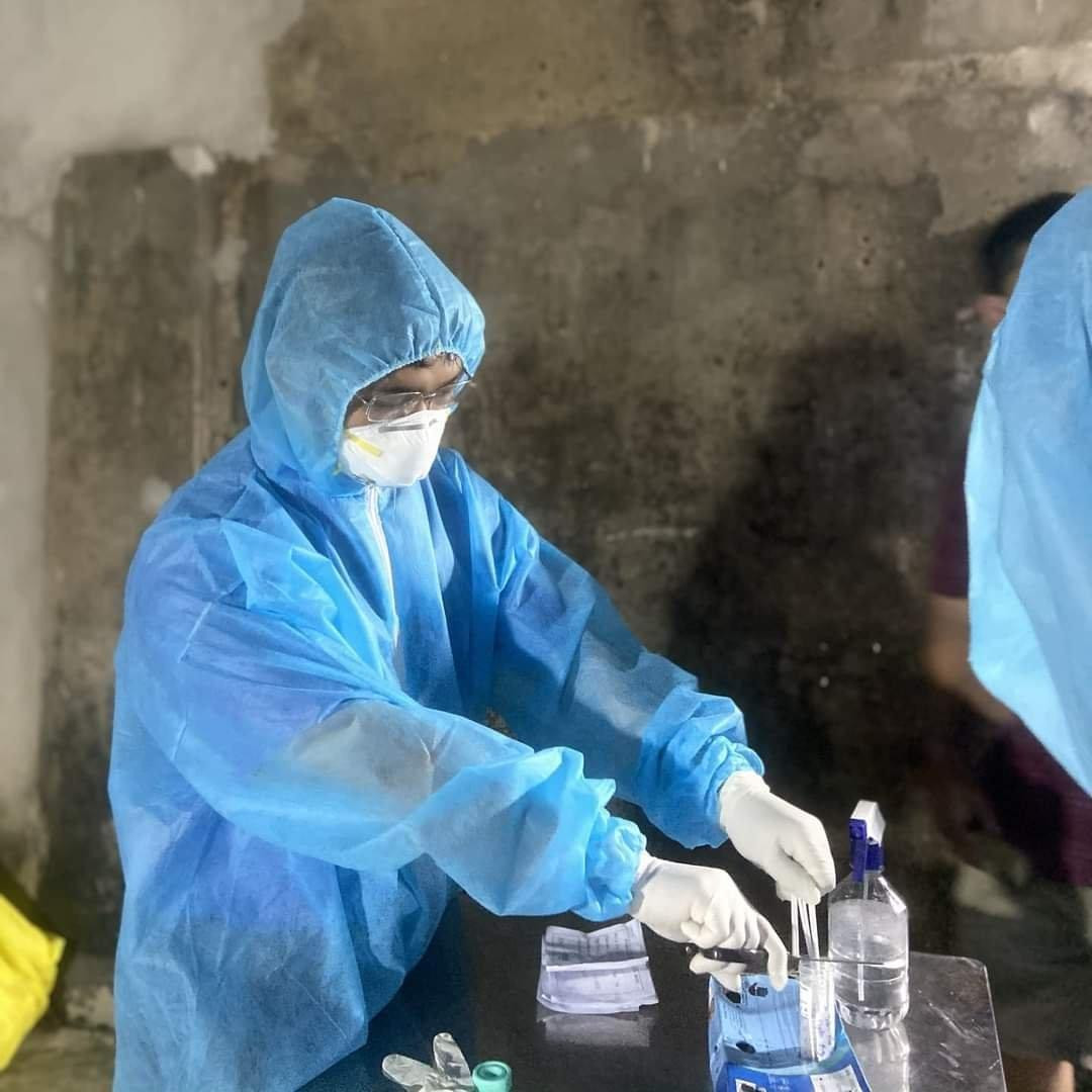 Tâm và các bạn tình nguyện viên trong nhóm đang thực hiện lấy mẫu người dân ở Hóc Môn.