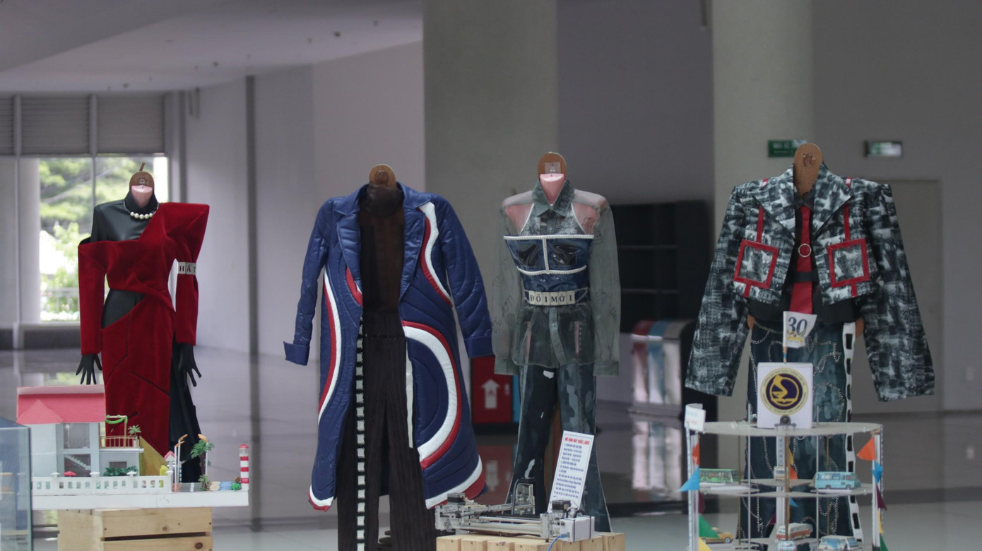 Nhiều sản phẩm công nghệ của các bạn sinh viên được trưng bày trong Ngày hội.