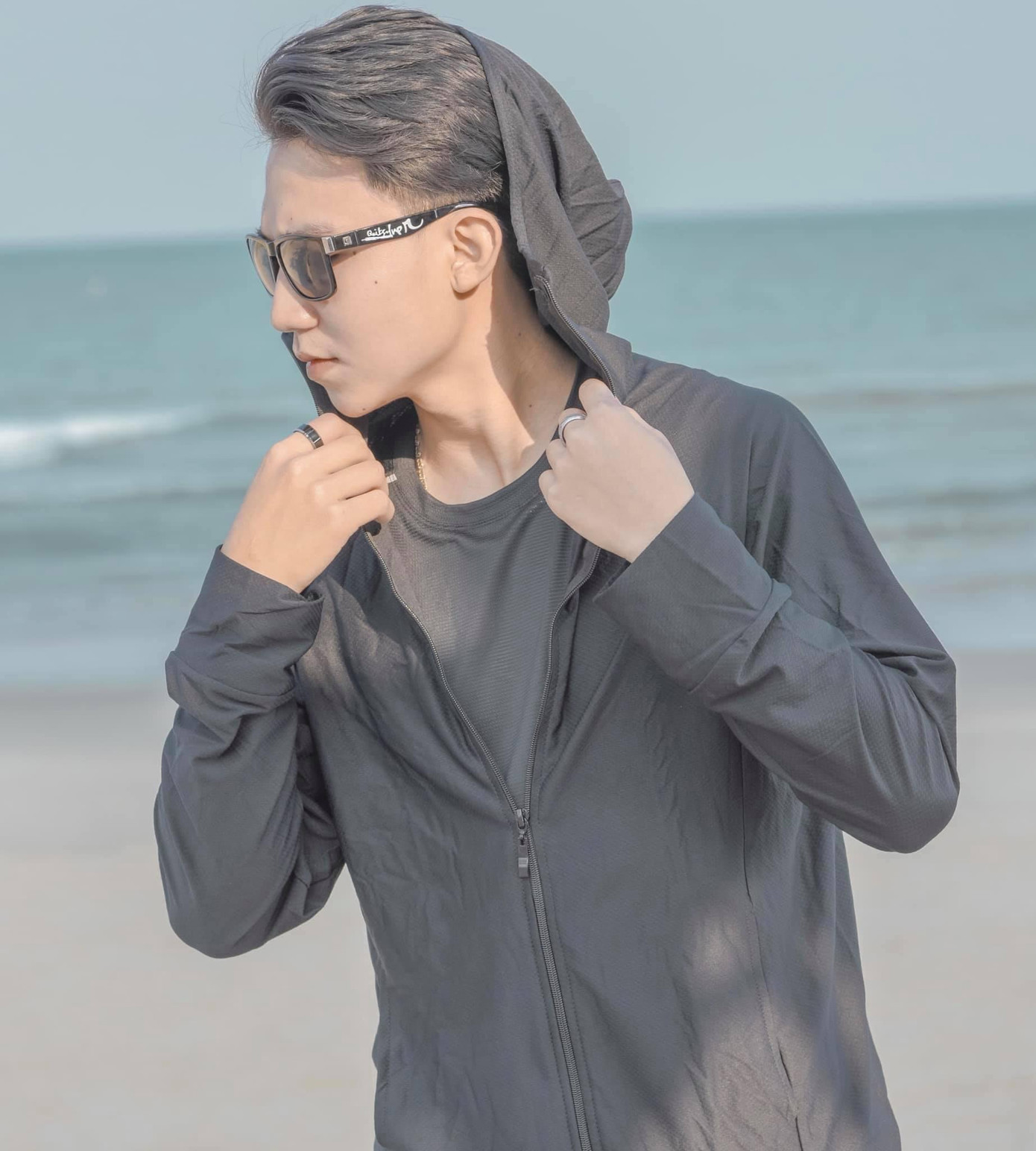 Khánh Hòa luôn cố gắng tập luyện, học hỏi kinh nghiệm từ các anh chị đi trước để hoàn thành tốt vai diễn, mẫu ảnh.