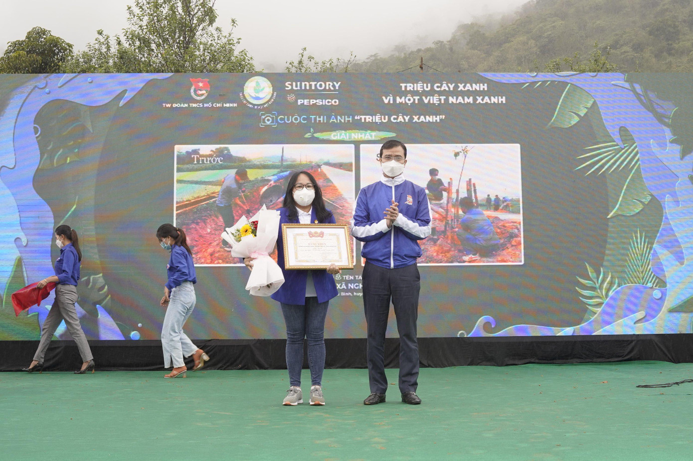 Anh Bùi Quang Huy trao giải Nhất cuộc thi ảnh “Triệu cây xanh” năm 2021 cho đại diện Đoàn xã Nghĩa Bình, tỉnh Nghệ An.