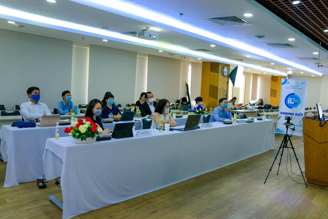 Hội đồng Giám khảo nhận xét các đội thi qua online.