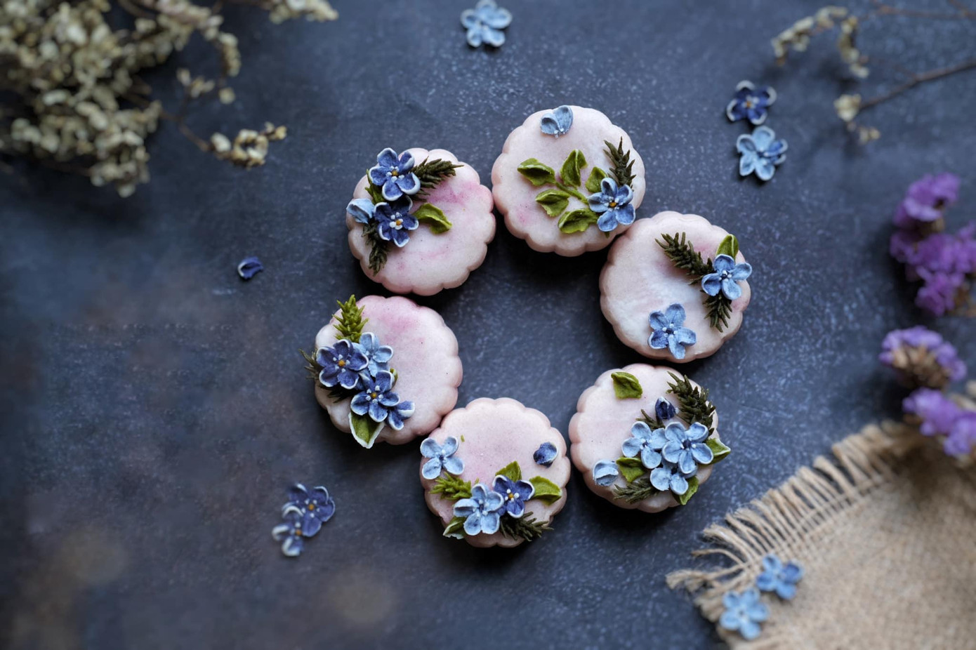 Những chiếc bánh Trung Thu được “bắt hoa” với nhiều màu sắc đầy sinh động. (Ảnh: NVCC)