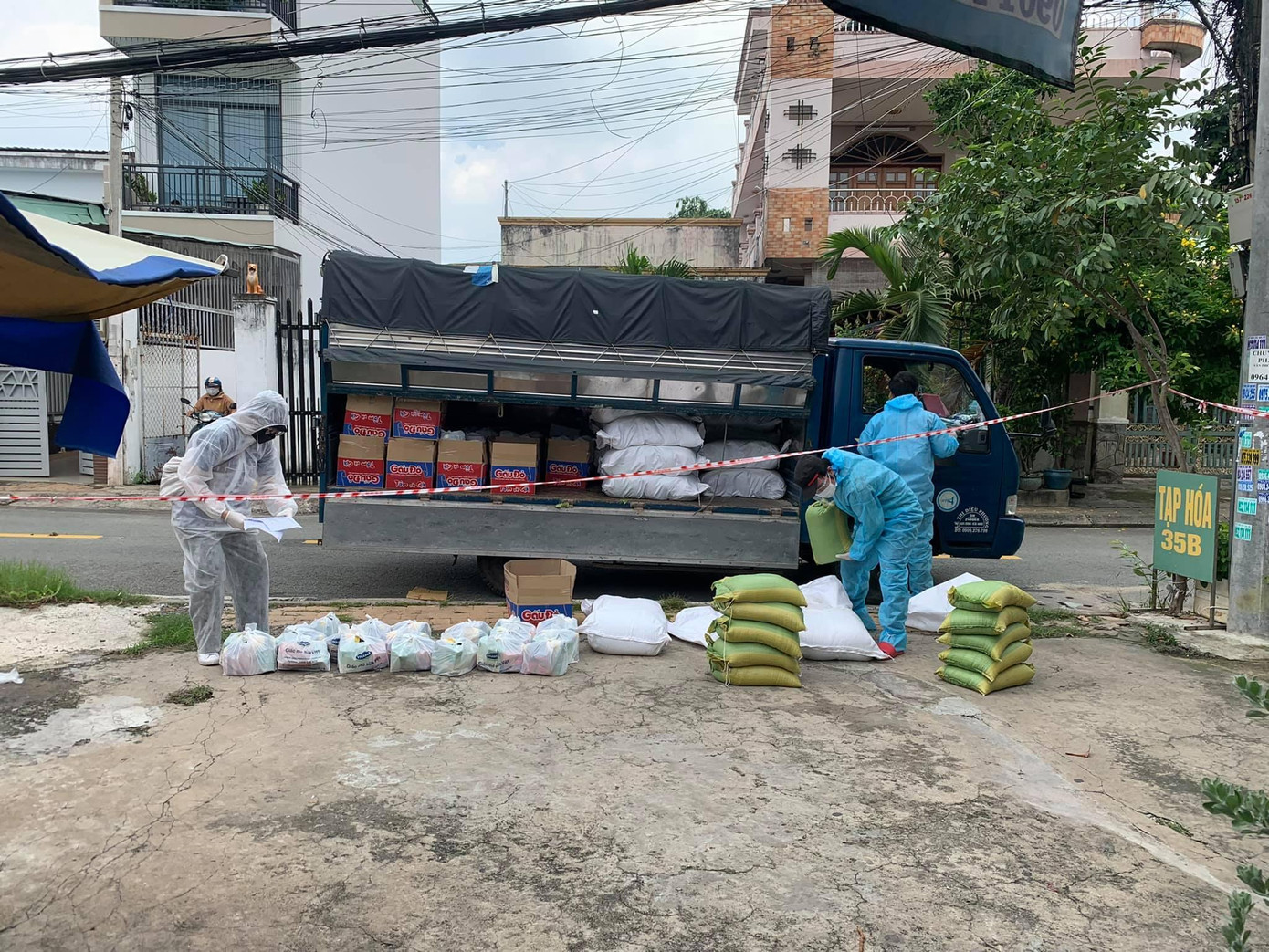 "Những chuyến xe yêu thương" gấp rút mang quà tới người dân nghèo khắp Sài Gòn.