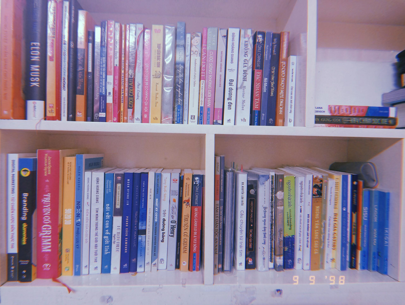 Một góc kệ sách của Cam.