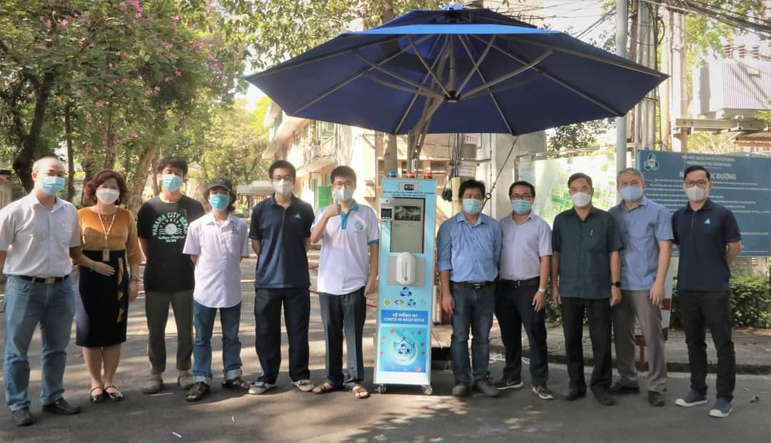 “IoT check-in Bách khoa” do giảng viên, sinh viên trường ĐH Bách khoa (ĐHQG TP. HCM) chế tạo. “IoT check-in Bách khoa” do giảng viên, sinh viên trường ĐH Bách khoa (ĐHQG TP. HCM) chế tạo.