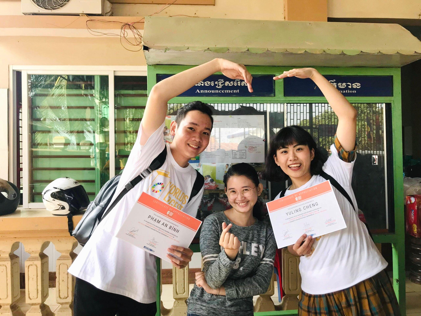 Bình có thêm nhiều bạn bè từ khắp nơi trên thế giới. Bình có thêm nhiều bạn bè từ khắp nơi trên thế giới.