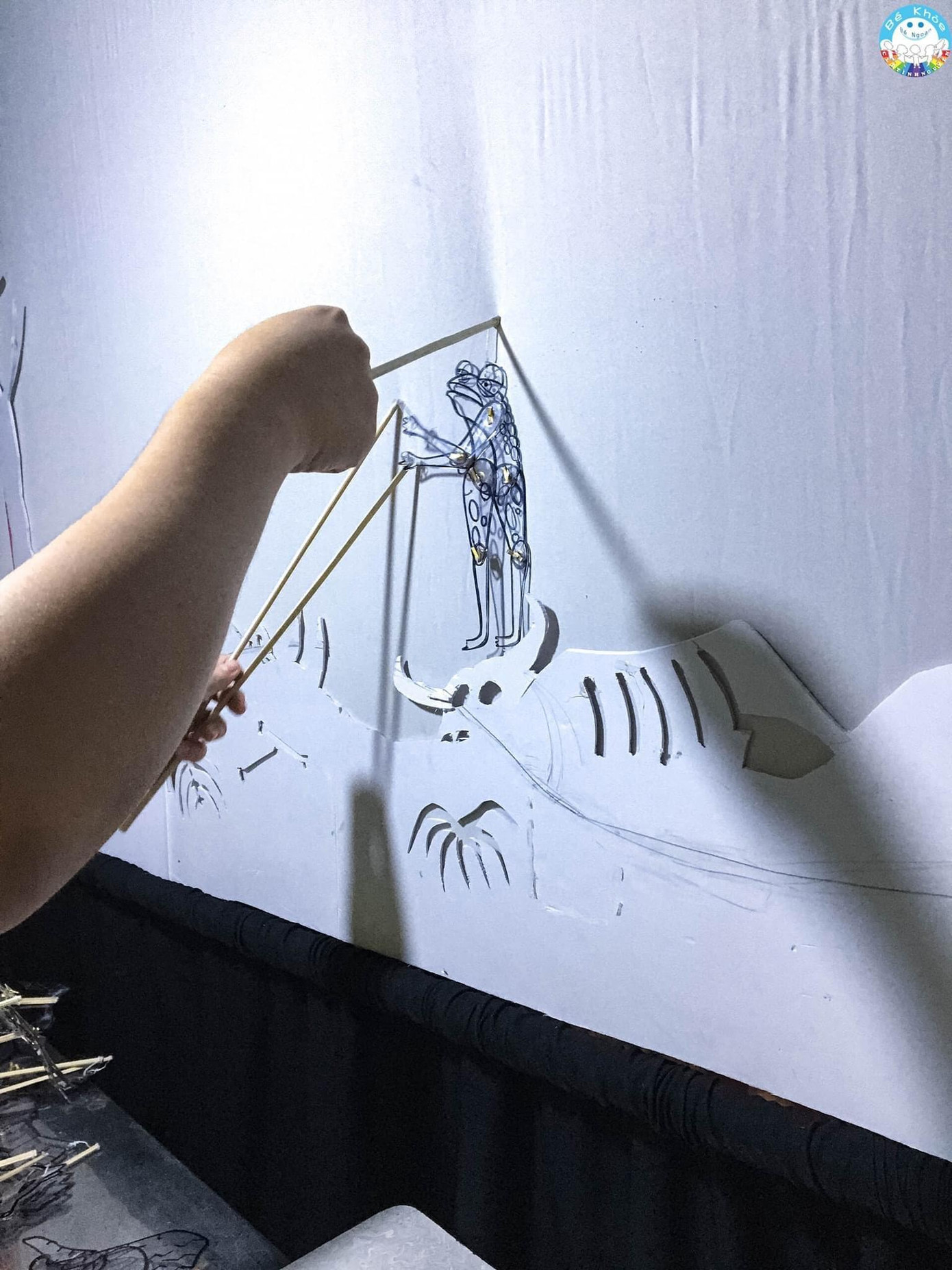 Những rối bóng được tạo ra từ các anh chị tình nguyện viên sinh viên đằng sau màn ảnh.