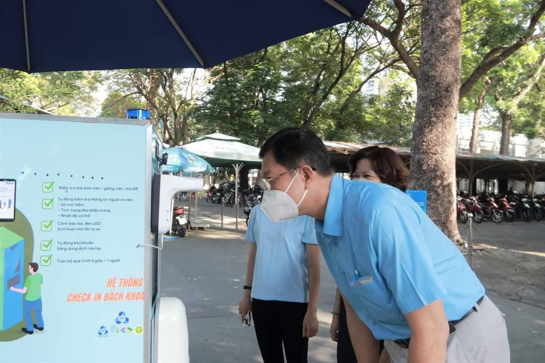 Hệ thống có nhiều chức năng hỗ trợ cho công tác phòng chống dịch hiệu quả cho nhà trường. Hệ thống có nhiều chức năng hỗ trợ cho công tác phòng chống dịch hiệu quả cho nhà trường.