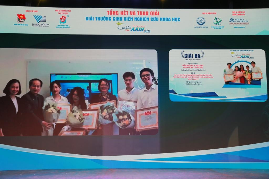 Nhóm vinh dự nhận giải Ba “Giải thưởng Sinh viên nghiên cứu khoa học – Euréka năm 2021" tại điểm cầu trường ĐH Kinh tế Quốc dân. Nhóm vinh dự nhận giải Ba “Giải thưởng Sinh viên nghiên cứu khoa học – Euréka năm 2021" tại điểm cầu trường ĐH Kinh tế Quốc dân.