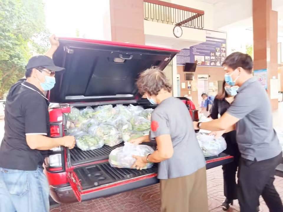 Xe chở những phần quà nông sản đến những gia đình giảng viên đang trong những khu vực phong tỏa, khu cách ly. Xe chở những phần quà nông sản đến những gia đình giảng viên đang trong những khu vực phong tỏa, khu cách ly.