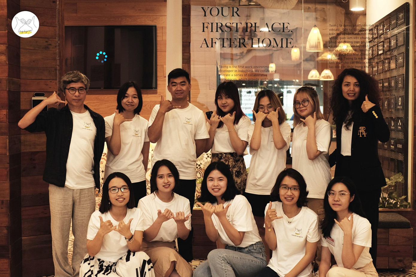 TS Đặng Hoàng Giang (ngoài cùng bên trái, hàng đứng) và nhóm bạn trẻ thực hiện đường dây nóng "Ngày mai".