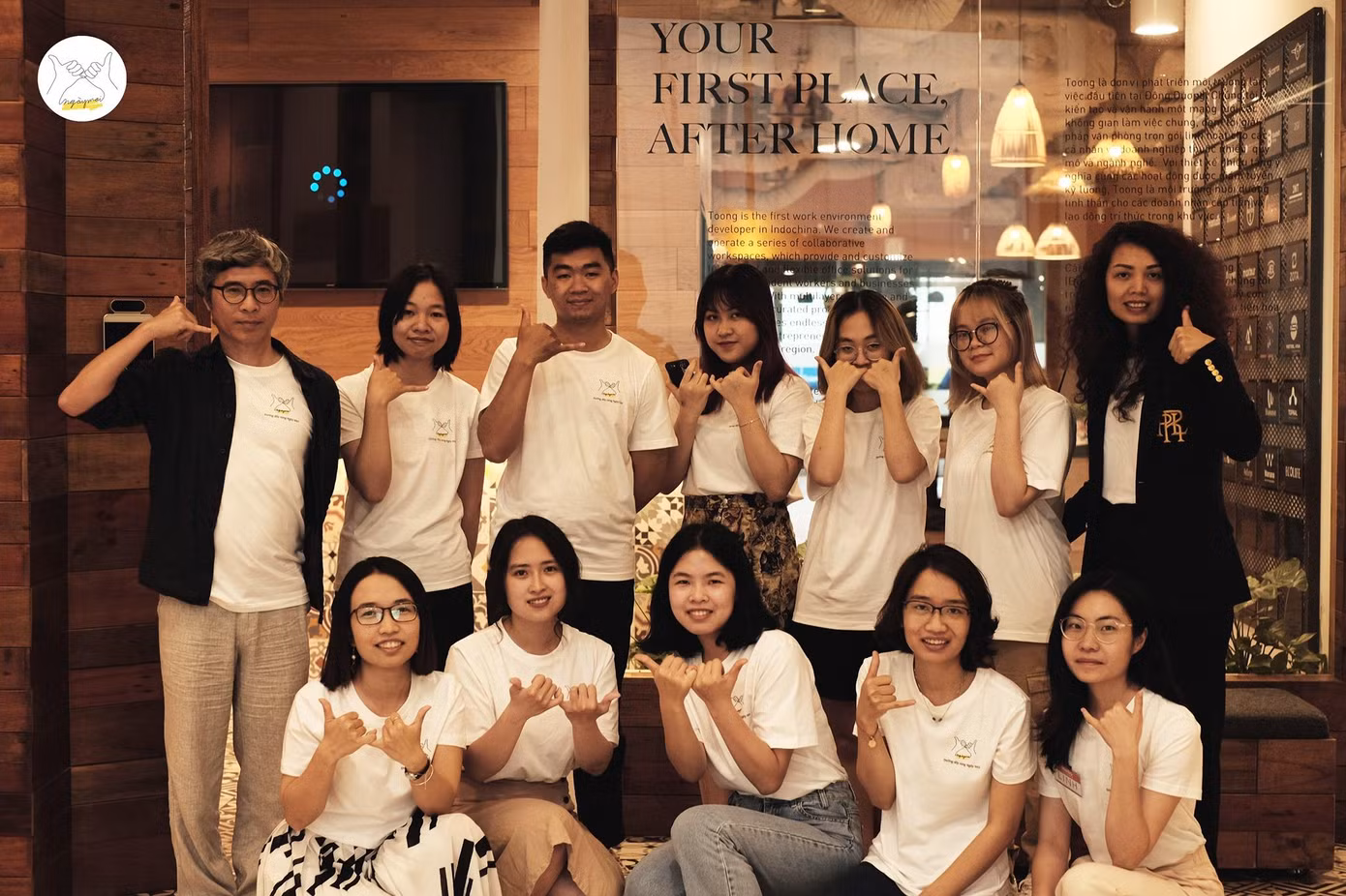 TS Đặng Hoàng Giang (ngoài cùng bên trái, hàng đứng) và nhóm bạn trẻ thực hiện đường dây nóng "Ngày mai".