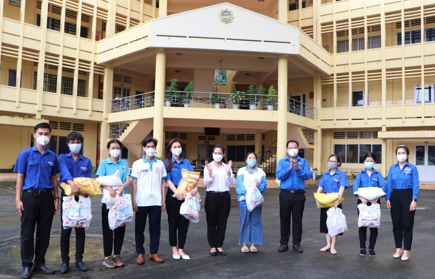 Nhiều phần quà đã được Hội Sinh viên tỉnh Bình Dương trao đến tay các bạn sinh viên.