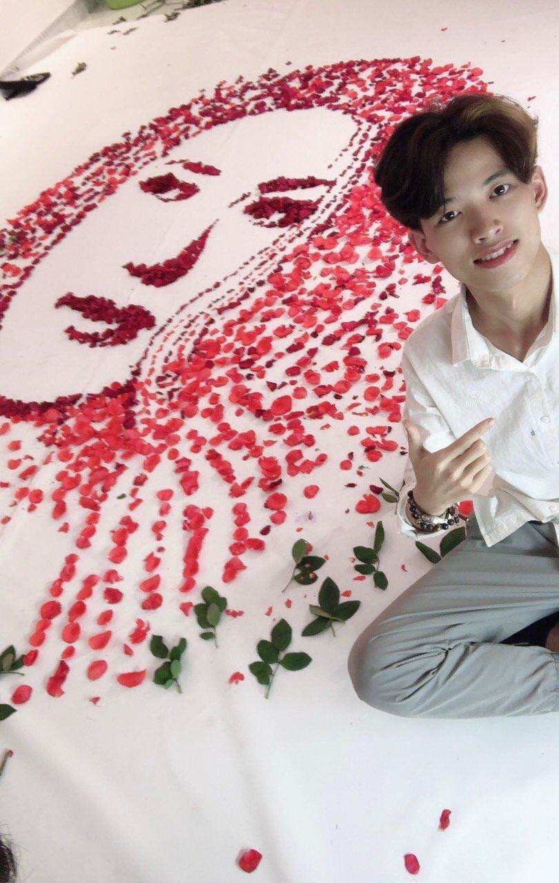 Một bức tranh mà Tiến Phát thực hiện bằng hoa hồng. (Ảnh: NVCC) Một bức tranh mà Tiến Phát thực hiện bằng hoa hồng. (Ảnh: NVCC)