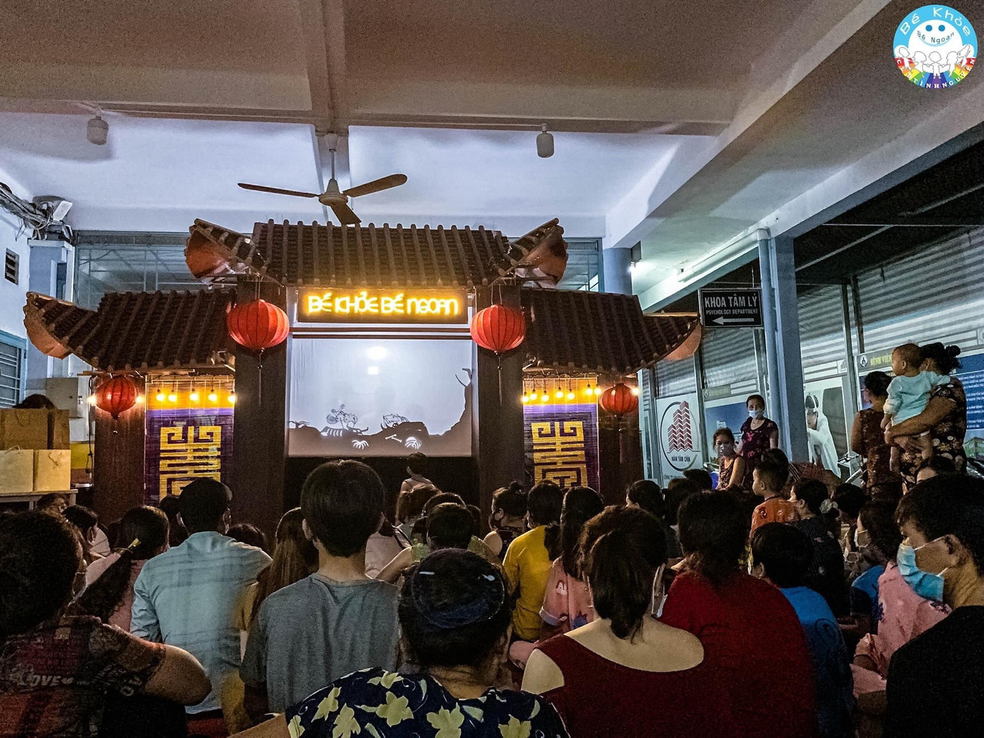 Rất đông khán giả cùng xem những chương trình do CLB Bé Khỏe Bé Ngoan thực hiện.