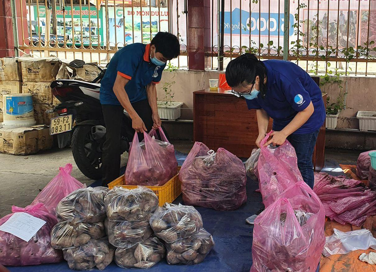 Các tình nguyện viên chuẩn bị khoai để giao cho người dân tại TP. HCM. (Ảnh: TTCTXH) Các tình nguyện viên chuẩn bị khoai để giao cho người dân tại TP. HCM. (Ảnh: TTCTXH)
