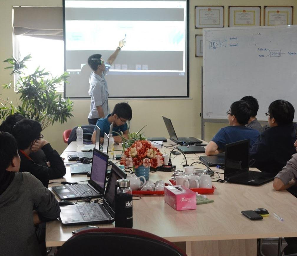 Trên giảng đường, Tiến dành nhiều thời gian cho hoạt động nghiên cứu khoa học.