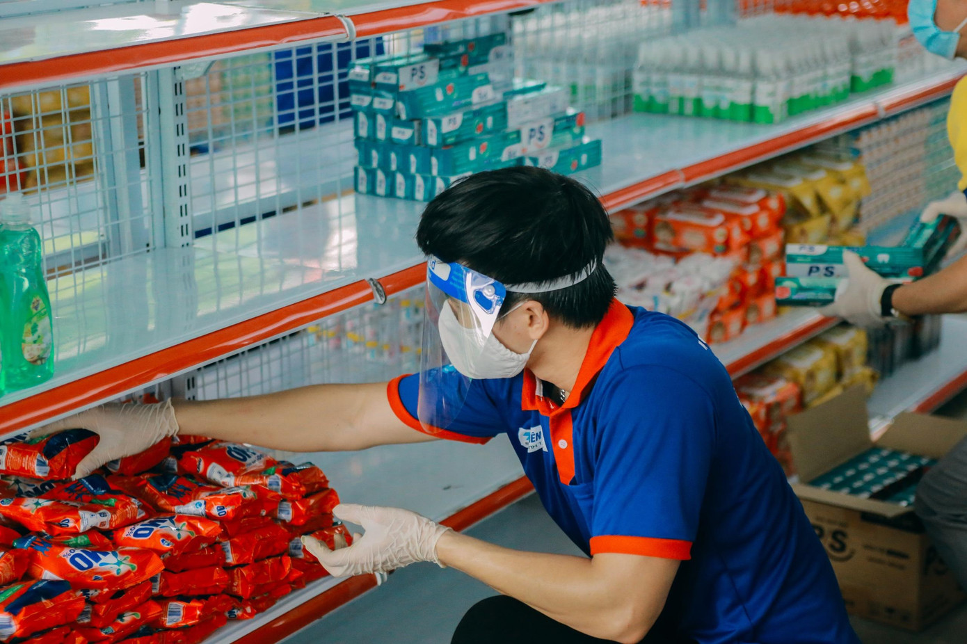 Hàng hóa tại "Siêu thị mini 0 đồng" rất đa dạng, phục vụ nhu cầu thiết yếu của sinh viên.