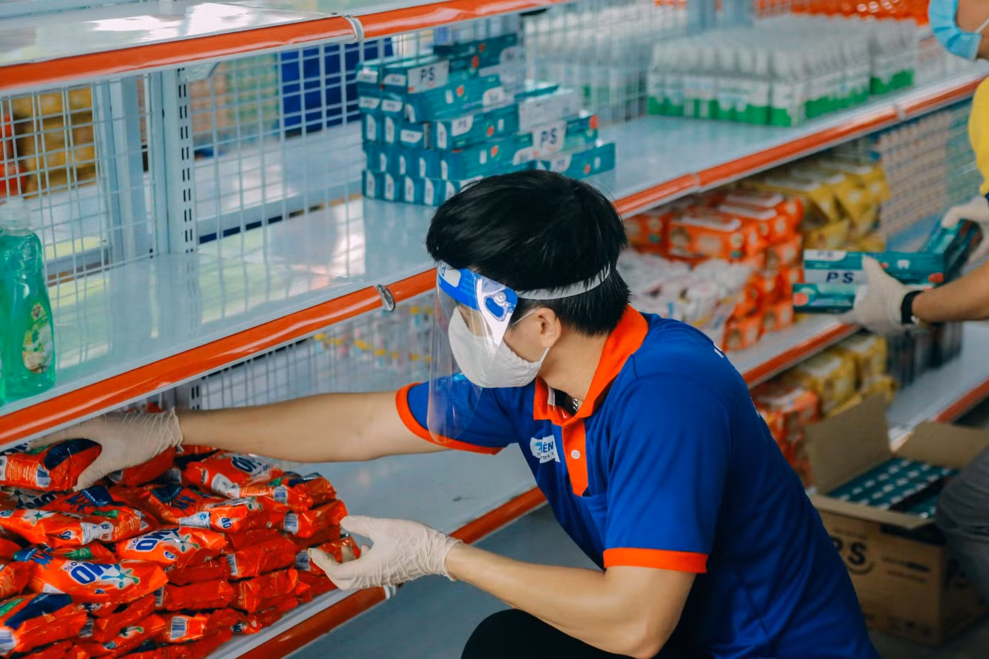 Hàng hóa tại "Siêu thị mini 0 đồng" rất đa dạng, phục vụ nhu cầu thiết yếu của sinh viên.