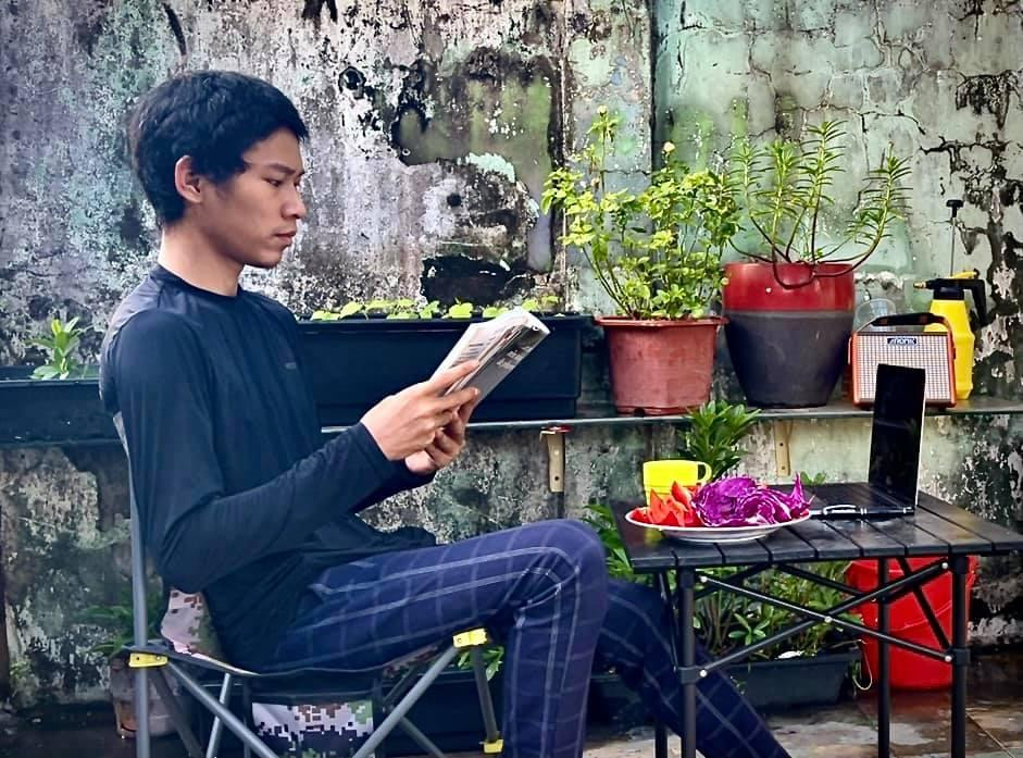 Ngoài những lúc làm tình nguyện viên, Hùng dành thời gian trồng rau, trồng hoa, đọc sách và nghe nhạc để tận hưởng cuộc sống.