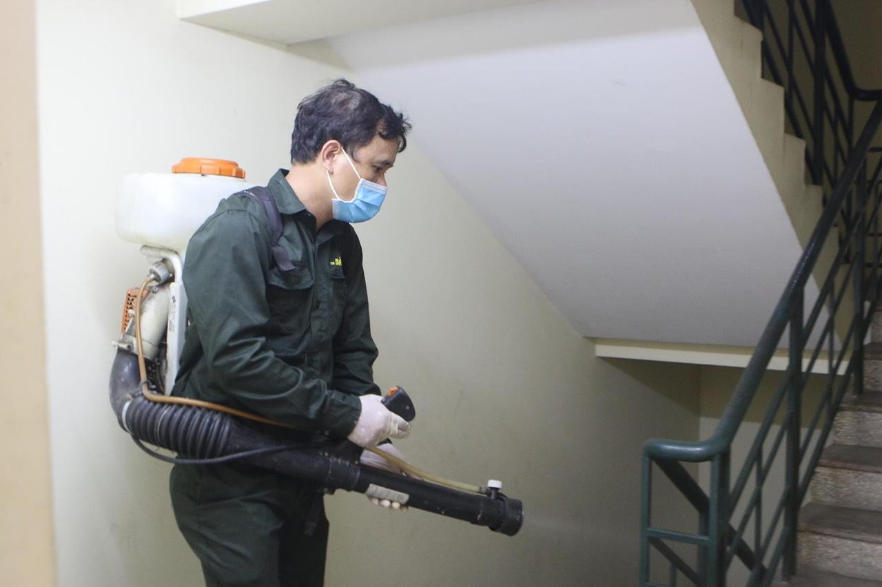 Toàn bộ khuôn viên KTX ĐHQG khu A và khu B được phun khử khuẩn.