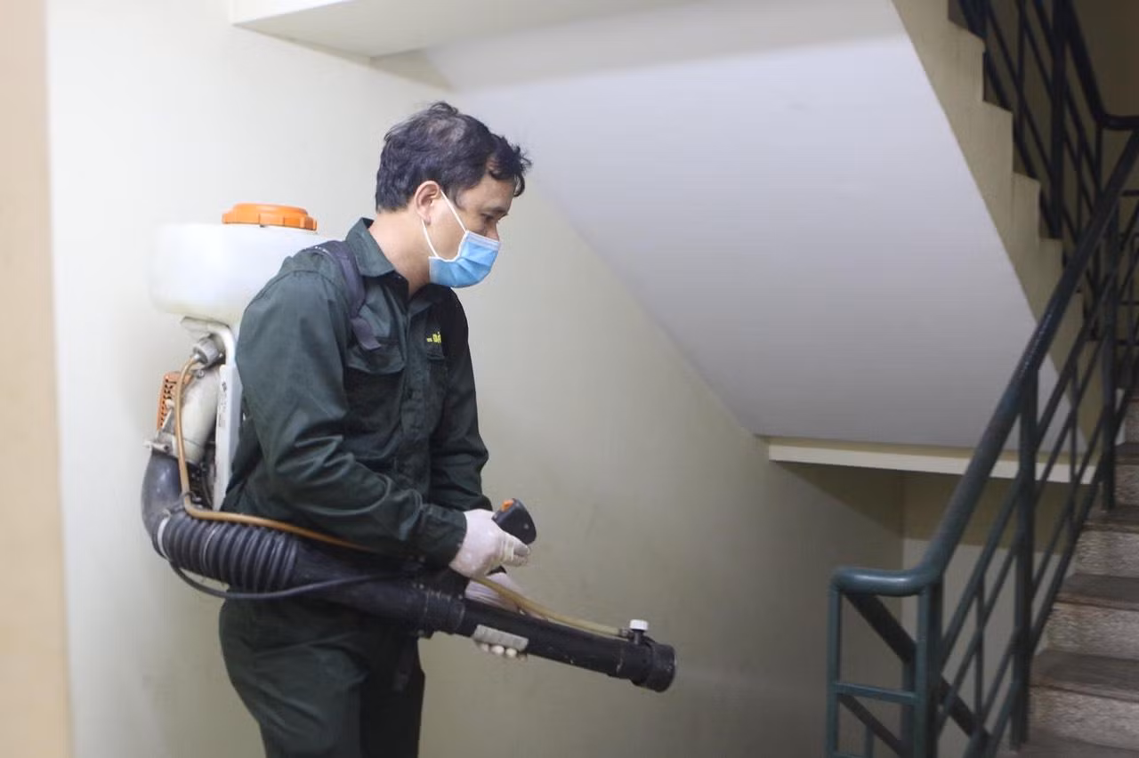 Toàn bộ khuôn viên KTX ĐHQG khu A và khu B được phun khử khuẩn.