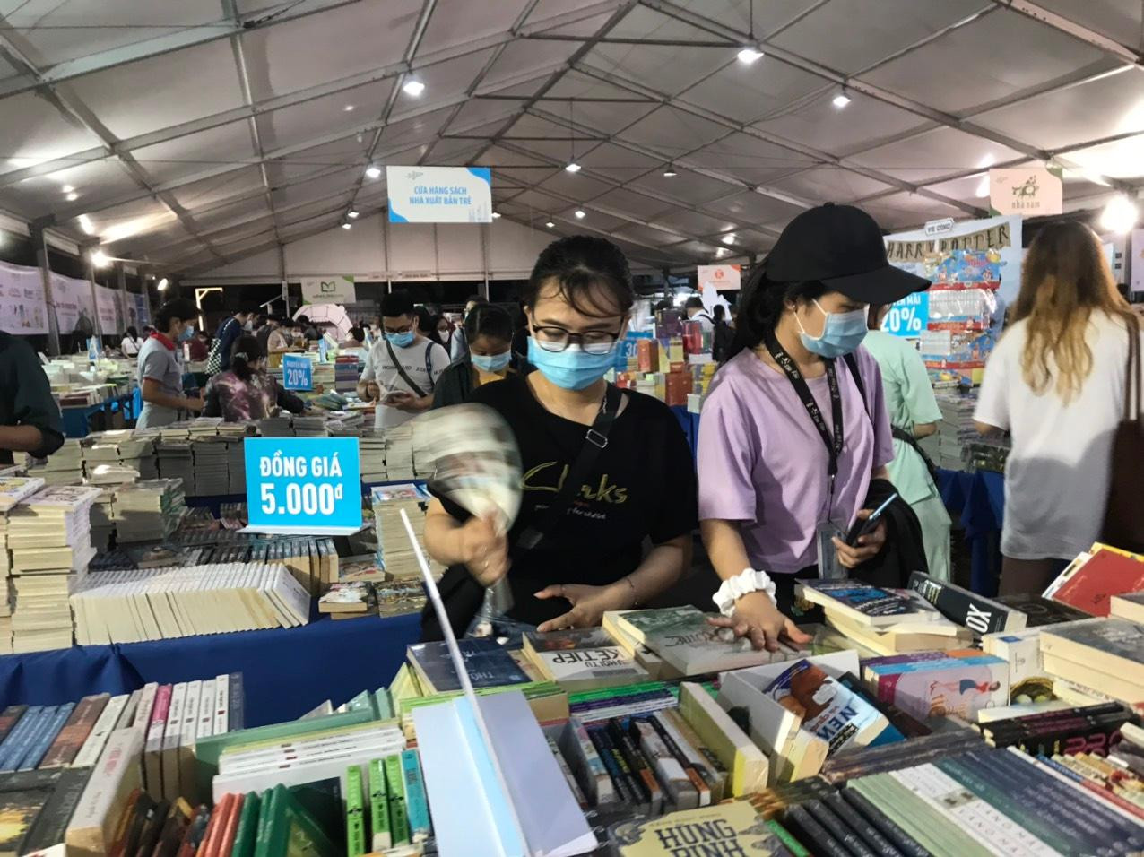 Nhiều hình thức giảm giá “Hội sách xuyên Việt” để thu hút các bạn trẻ (Ảnh: Hà Chi)