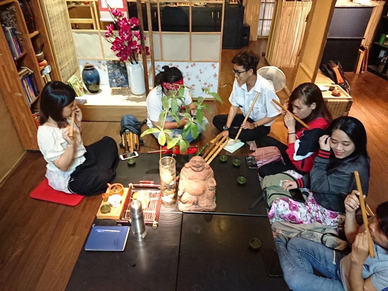 Một buổi sinh hoạt về sáo trúc của những bạn trẻ. Một buổi sinh hoạt về sáo trúc của những bạn trẻ.