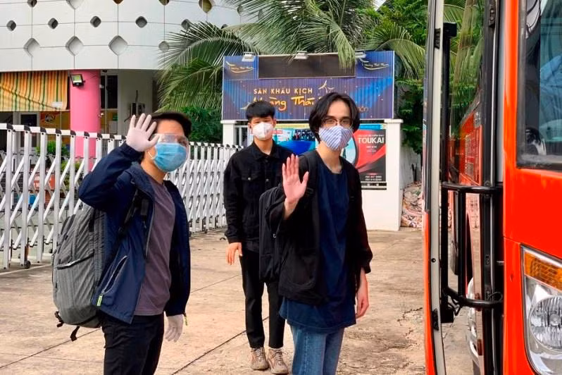 Các bạn sinh viên Bình Dương vui mừng khi được trở về nhà sau một thời gian bị "mắc kẹt" tại TP. HCM. (Ảnh: Hội Sinh viên tỉnh Bình Dương)