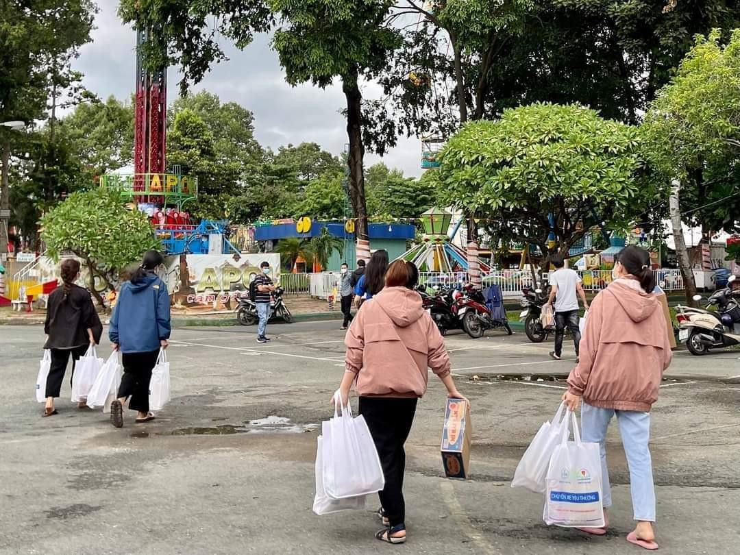 Sinh viên các khu nhà trọ tại TP. HCM nhận được những phần quà từ Ban Tổ chức. (Ảnh: TTCTXH)