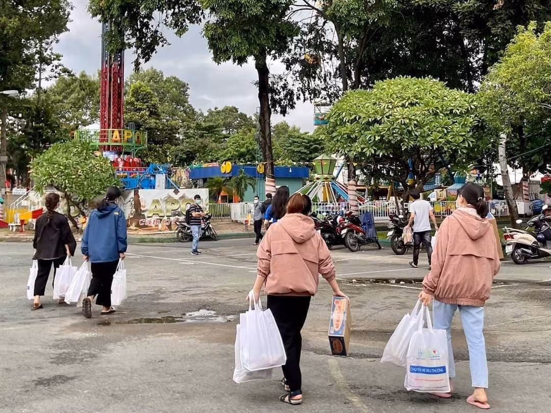 Sinh viên các khu nhà trọ tại TP. HCM nhận được những phần quà từ Ban Tổ chức. (Ảnh: TTCTXH)