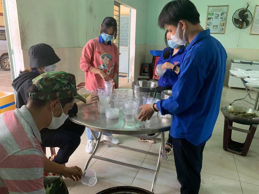 Các bạn chuẩn bị cho việc đóng gói suất ăn. Các bạn chuẩn bị cho việc đóng gói suất ăn.