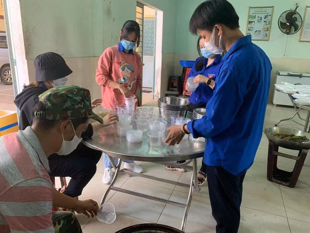 Các bạn chuẩn bị cho việc đóng gói suất ăn.