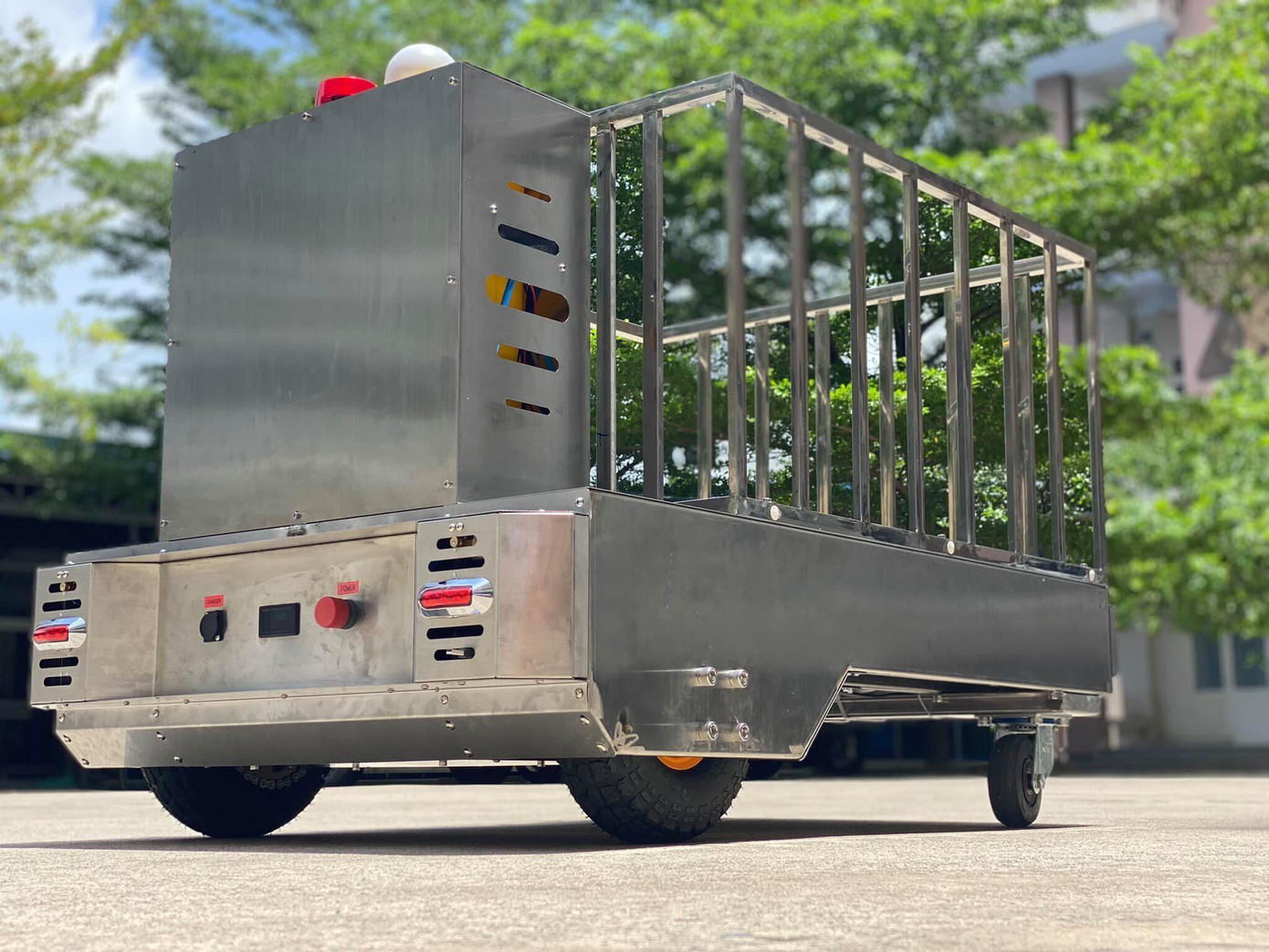 Robot được hoàn thiện và sẽ hỗ trợ vận chuyển hàng hóa tại khu cách ly. Robot được hoàn thiện và sẽ hỗ trợ vận chuyển hàng hóa tại khu cách ly.