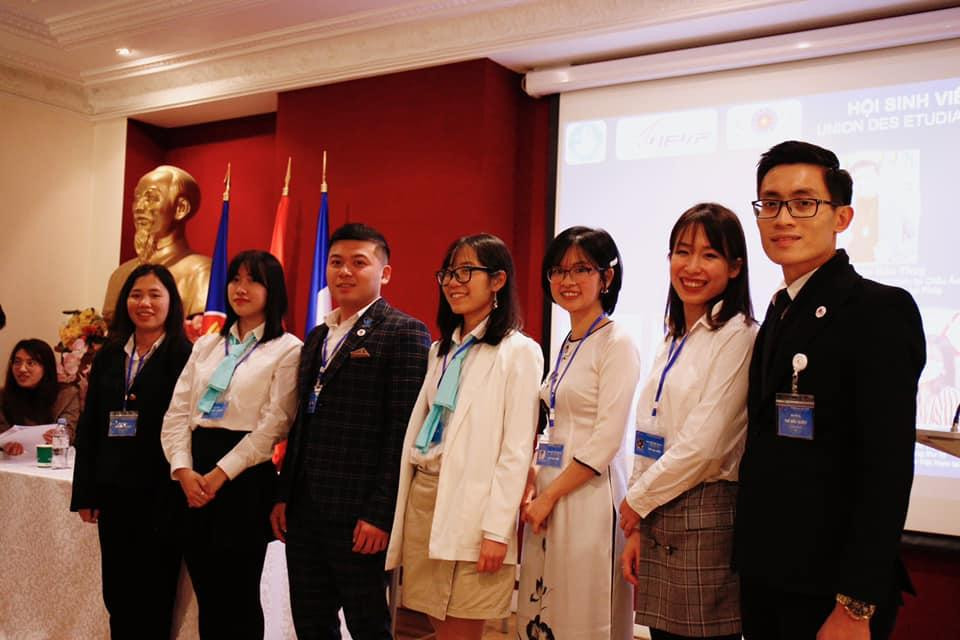 Bá Dương (ngoài cùng bên phải) tham dự Đại hội Đại biểu Hội Sinh viên Việt Nam tại Pháp lần thứ IX, nhiệm kỳ 2021 - 2023. Bá Dương (ngoài cùng bên phải) tham dự Đại hội Đại biểu Hội Sinh viên Việt Nam tại Pháp lần thứ IX, nhiệm kỳ 2021 - 2023.