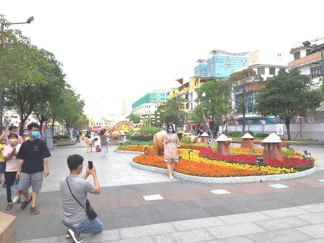 Nhiều bạn trẻ vui mừng khi TP. HCM vẫn sẽ mở cửa Đường hoa Nguyễn Huệ năm nay.