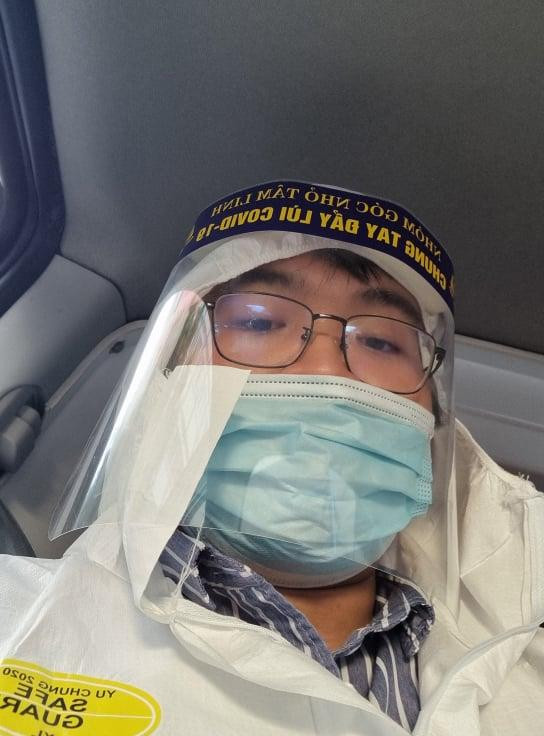 Quang Minh với trang phục bảo hộ trong các chuyến xe thiện nguyện của mình.