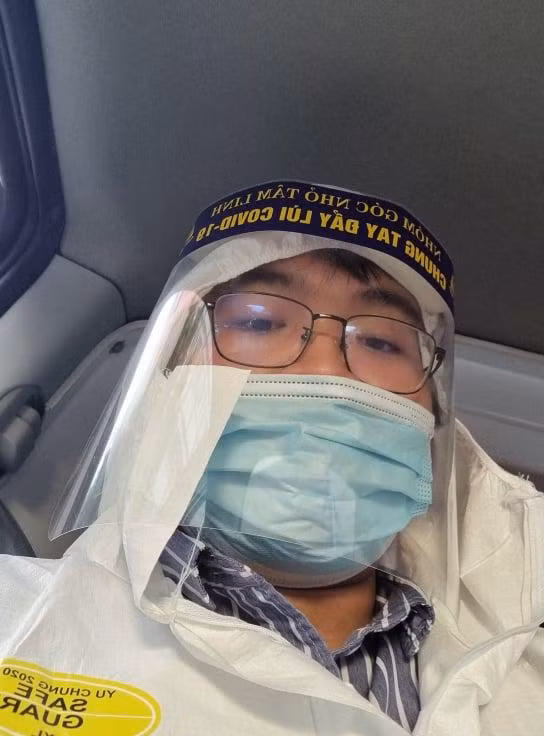 Quang Minh với trang phục bảo hộ trong các chuyến xe thiện nguyện của mình. Quang Minh với trang phục bảo hộ trong các chuyến xe thiện nguyện của mình.